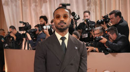 Herec Michael B. Jordan prišiel v obleku Prada. 