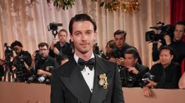 Herec Patrick Schwarzenegger na 83. ročníku cien Zlatý glóbus.