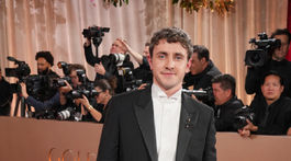 Herec Paul Mescal v obleku z dielne Gucci. 