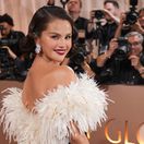 Herečka a speváčka Selena Gomez a jej úprava na cenách Zlatý glóbus. 