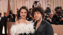 Herečka a speváčka Selena Gomez (šaty Chanel) a jej manžel Benny Blanco.