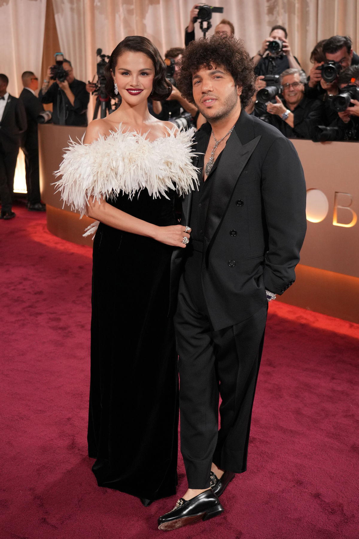 Herečka a speváčka Selena Gomez (šaty Chanel) a...