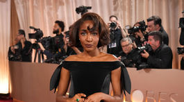 Herečka Ayo Edebiri v šatách z dielne Chanel. 