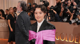 Herečka Bella Ramsey oblečená v značke Prada. 