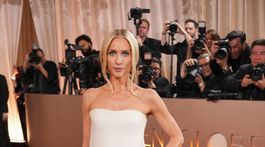 Herečka Brittany Snow v šatách Danielle Frankel. 