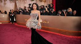 Herečka Chase Infiniti v kreácii Louis Vuitton. 