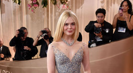 Herečka Elle Fanning v kreácii Gucci. 