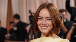 Herečka Emma Stone v kreácii Louis Vuitton. 