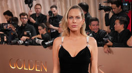 Herečka Erin Foster v kreácii Galvan. 