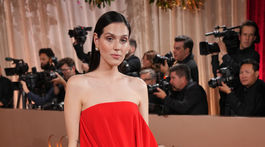 Herečka Eva Victor v kreácii Loewe. 