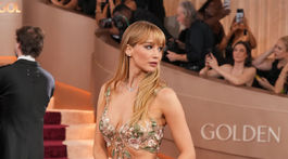 Herečka Jennifer Lawrence v priehľadnej kreácii Givenchy. 