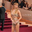 Na Glóbusy ako nahá, Jennifer Lawrence vyrazila dych, uchvátila aj Julia Roberts či víťazná Byrne: Večer ovládli favoriti, DiCaprio zase terčom drsných vtipov