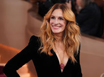 Hriešny dekolt a postava bohyne: 58-ročná...