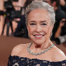 Herečka Kathy Bates (77) a jej úprava na cenách Zlatý glóbus. 