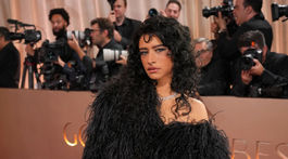 Herečka Odessa A'zion v archívnej róbe Dolce & Gabbana. 