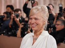 Ikonická Pamela Anderson je späť a krajšia...