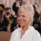 Ikonická Pamela Anderson je späť a krajšia než kedykoľvek predtým: Jednoduchú bielu a výrazné šperky zvládnete aj vy