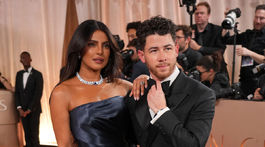 Herečka Priyanka Chopra-Jonas v kreácii Dior a jej manžel - spevák a herec Nick Jonas.
