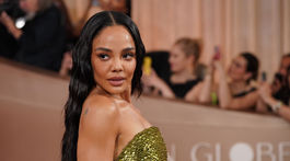 Herečka Tessa Thompson  a jej úprava na cenách Zlatý glóbus. 