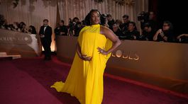 Herečka Wunmi Mosaku žiarila v žltej kreácii. 