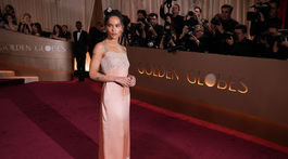 Herečka Zoe Kravitz v kreácii Saint Laurent. 