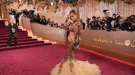 Jennifer Lopez prišla v archívnej róbe Jean-Louis Scherrer.
