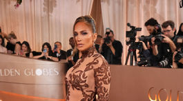 Jennifer Lopez v archívnej kreácii na červenom...