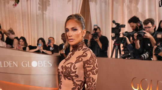 Jennifer Lopez v archívnej kreácii na červenom...