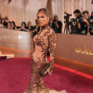 Jennifer Lopez v archívnej kreácii na červenom koberci Zlatých glóbusov. 