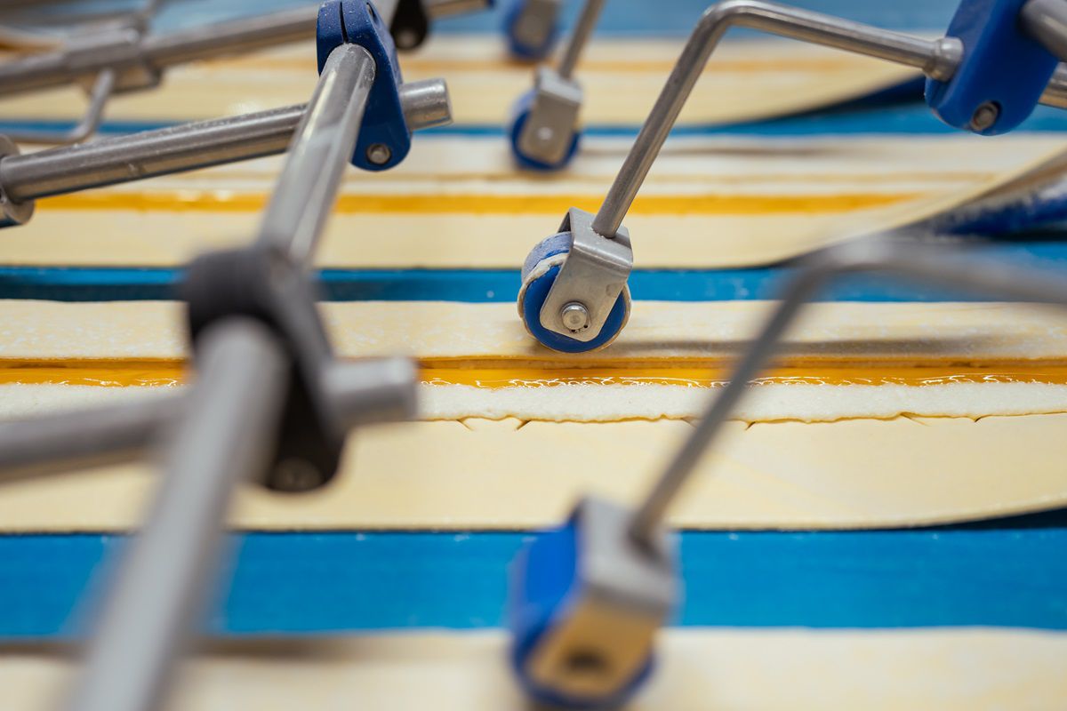 Moderné linky dokážu cesto vykrojiť aj naplniť