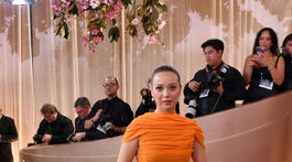 Laufey v kreácii Loewe.