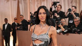 Modelka Amelia Gray prišla v šatách s podpisom Swarovski. 