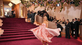 Moderátorka Nikki Glaser v kreácii Zuhair Murad.