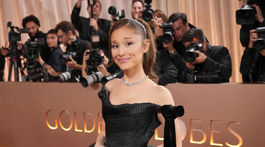 Speváčka a herečka Ariana Grande v róbe Vivienne Westwood. 