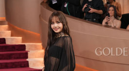 Speváčka a herečka Lisa v kreácii Jacquemus. 