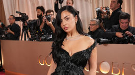 Speváčka Charli XCX v kreácii Saint Laurent. 