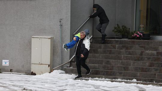 Šmýkať sa tak skoro neprestane. Výstrahy pred poľadovicou platia naďalej. Pridá sa i silný vetrisko