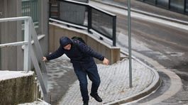 Poľadovica a sneh paralyzovali Bratislavu