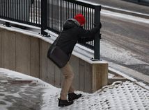 Poľadovica trápi západ: Ľudia padajú, autá búrajú, MHD stojí. Problémy so snehom hlási aj zvyšok Slovenska