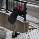 Poľadovica trápi západ: Ľudia padajú, autá búrajú, MHD stojí. Problémy so snehom hlási aj zvyšok Slovenska