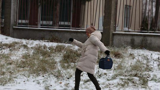 Poľadovica komplikuje dopravu i v Česku, spôsobila desiatky nehôd a úrazov. Schwechat prerušil prevádzku