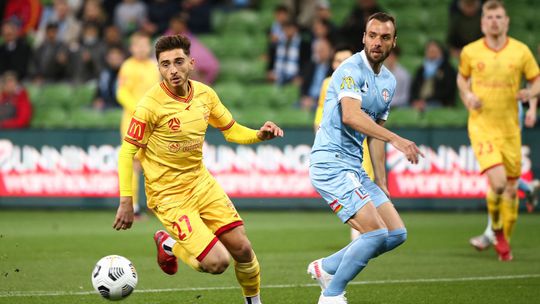 Priznal homosexualitu, vyštvali ho. Futbalista obvinil svoj bývalý klub z homofóbie