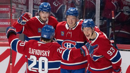Slafkovský má neuveriteľnú formu, žiaril aj v kanadskom derby. Černák bodoval, Nemec sa na ľad nedostal