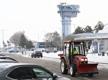 SR Bratislava letisko BTS uzavreté poľadovica sneh doprava BAX