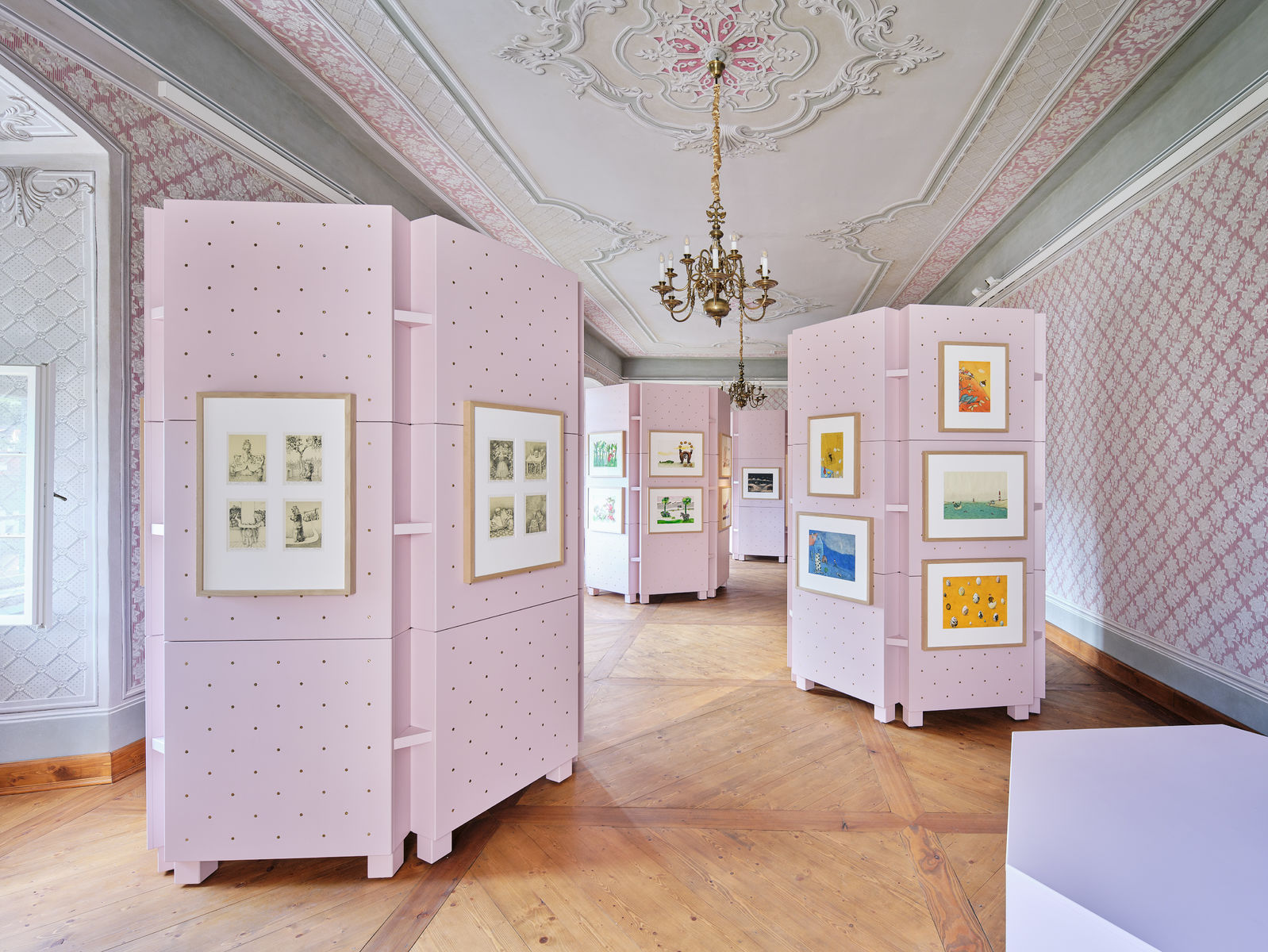 Ilustrácie sú vystavené na špeciálnych paneloch.