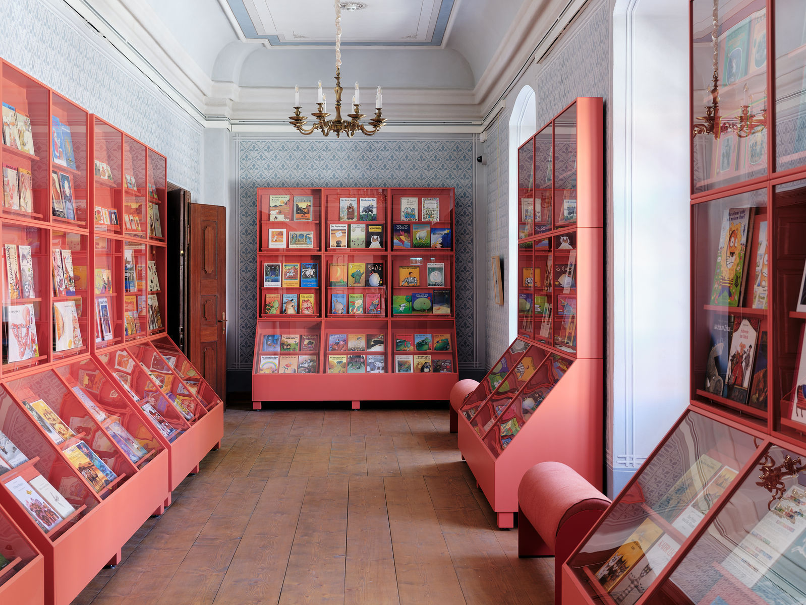 Červená knižnica so 450 titulmi z vydavateľstva...