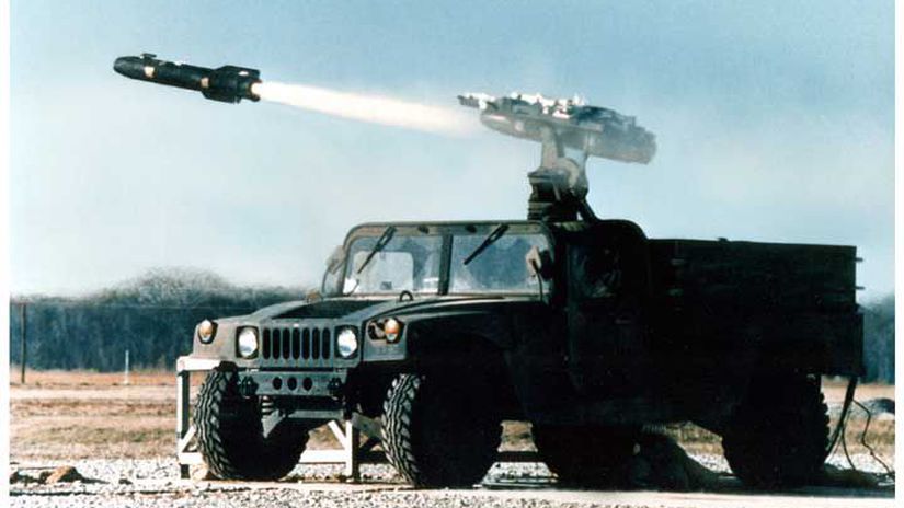 Raketa AGM-114 Hellfire vystrelená z vozidla HMMWV