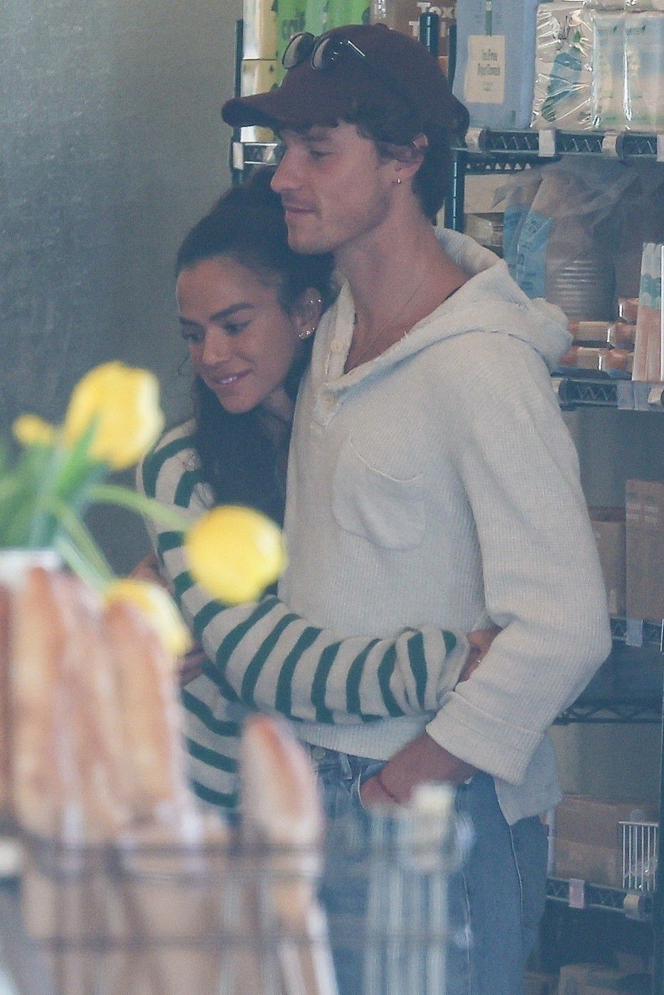 Spevák Shawn Mendes a jeho partnerka Bruna...