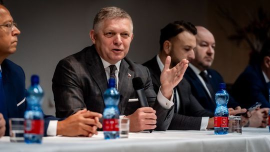 Premiér opäť diskutoval so študentami. Pochvaľoval si otázky 