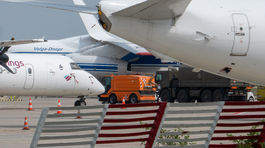 letisko, lietadlo, vykladanie zdravotnickeho materialu,